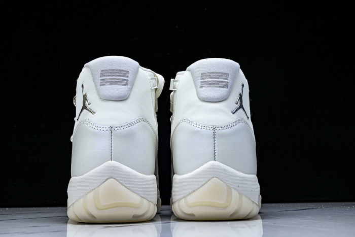 Jordan 11 Retro Pearl - AR0715-110