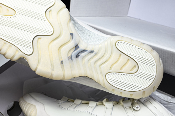Jordan 11 Retro Pearl - AR0715-110