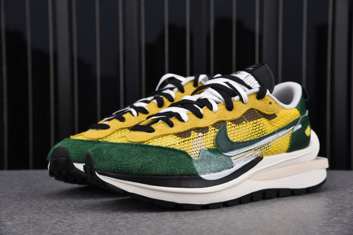 nike vaporwaffle sacai tour yellow stadium green - cv1363-700