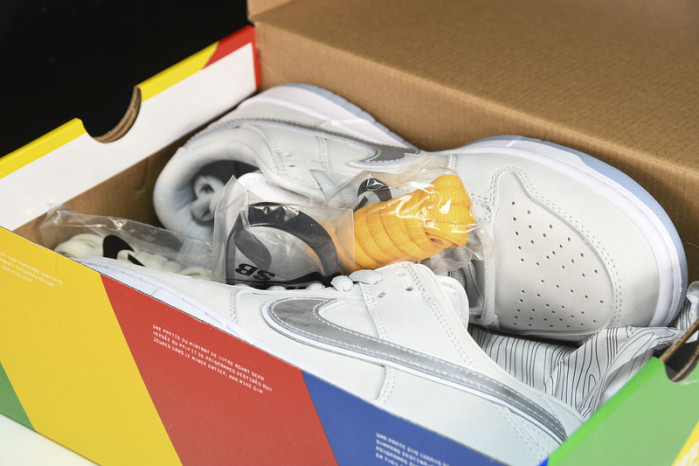 nike sb dunk low white lobster (friends and family) fd8776-100