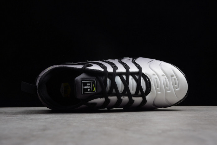 nike air vapormax plus black volt 924453-009