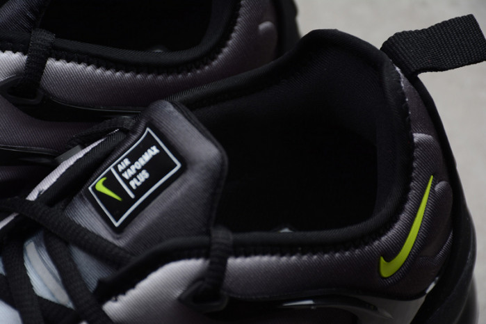 nike air vapormax plus black volt 924453-009